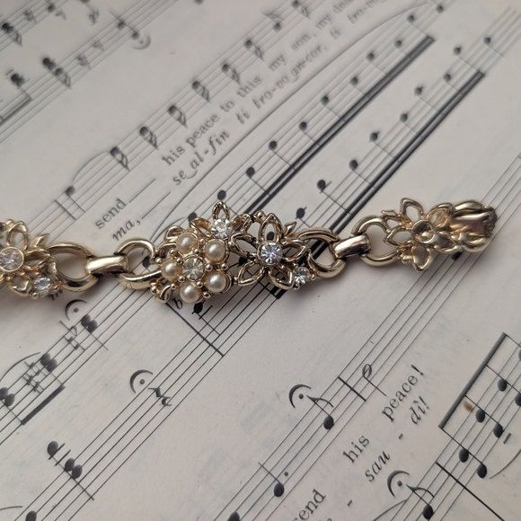 Vintage 50s Goldtone Floral Bracelet With Gemstones And Faux Pearls - Picture 5 of 13